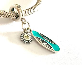 Charm tabla de surf de plata con ideal para usar en pulseras Pandora u otras marcas. Unisex