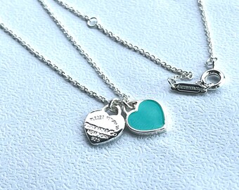 Beautiful necklace with 2 mini hearts, one turquoise, made of S925 Silver, model inspired in New York