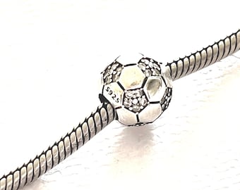 Charm pelota de fútbol de plata con brillos ideal para usar en pulseras Pandora u otras marcas. Unisex