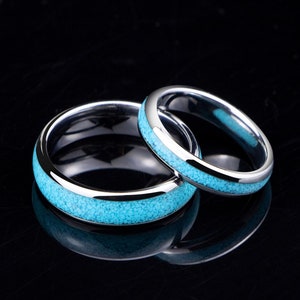 Anillo de turquesa personalizado, banda de tungsteno a juego personalizada, anillo de promesa único de turquesa triturada para pareja, delicado anillo de bodas apilable.