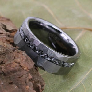 Gehamerde wolfraamring, aangepaste zijn verlovingsring, gepersonaliseerde beloftering voor hem, stalen trouwring, herenring, unieke gefacetteerde ring