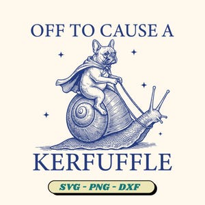 Könnte beinhalten: Eine skurrile Illustration zeigt eine französische Bulldogge mit Umhang, die eine Schnecke reitet, mit dem Text "OFF TO CAUSE A KERFUFFLE" in Marineblau. Das Design beinhaltet Sterne und ein Banner mit "SVG - PNG - DXF".