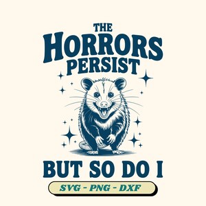 Könnte beinhalten: Marineblaue Grafik mit einem lächelnden Opossum und dem Text "THE HORRORS PERSIST BUT SO DO I". Das Design beinhaltet Sterne und ein Banner mit "SVG - PNG - DXF".
