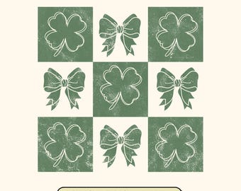 Puede incluir: Un diseño a cuadros verde y blanco con imágenes alternas de tréboles de cuatro hojas y lazos. El diseño está desgastado y tiene un aspecto vintage.