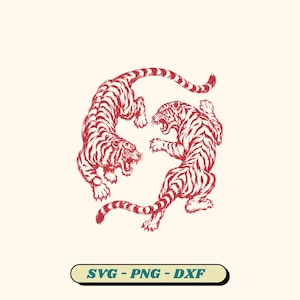 Puede incluir: Una ilustración en estilo de tinta roja de dos tigres enfrentados en una composición circular, uno saltando y el otro rugiendo. Debajo de los tigres, una etiqueta rectangular contiene el texto SVG - PNG - DXF en letras de color verde oscuro.
