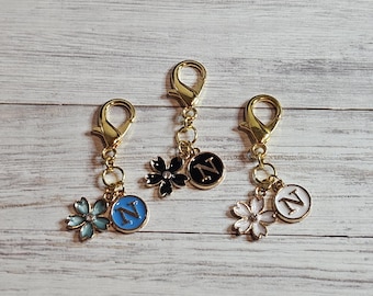 Charm para carrete de insignia con forma de flor, Charm para llavero personalizado