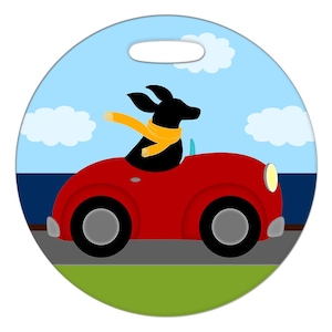 Bagagelabel - Dog Driving at the Beach - rond plastic taslabel