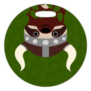 Puede incluir: Una etiqueta de equipaje redonda con una ilustración de dibujos animados de un perezoso marrón y blanco que lleva un casco con un borde plateado. El perezoso está rodeado de hojas verdes.