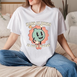 Hang in There It Gets Worse Shirt, grappig T-shirt met existentiële angst, T-shirt cartoon bom humor, uniek cadeau voor hem of haar, casual geestige kleding