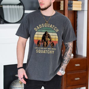 Mens Dadsquatch Like A Dad Way More Squatchy Funny Bigfoot T-Shirt Father’s Day Gift For Dad Sasquatch Humor Tee From Kids Husband