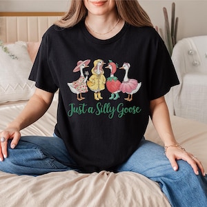 Just A Silly Goose T-Shirt Funny Goose Pun Shirt Animal Lover Humor Tee Cute Graphic Retro Style Top for Men and Women