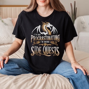 Ik stel niet uit, ik doe side Quests Dragon T-shirt, grappig gamer-T-shirt, shirt side Quest, shirt drakenliefhebber, shirt gamerhumor