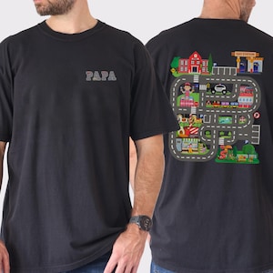 Kinderen spelen auto's op vaders rug Shirt, grappig vaderdagcadeau, racebaan routekaart vader T-shirt, leuk speelkleed vader T-shirt voor kinderen speeltijd