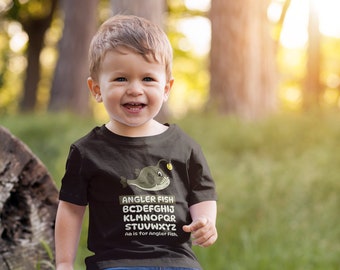 T-shirt con animali dell'alfabeto per bambini Aa è per la rana pescatrice