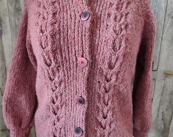 Gestrickter Raglan-Cardigan mit Zopfmuster