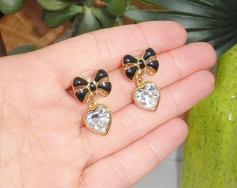 Vintage Sweet 1990s Trifari Signed Gold & Black Enamel Bow Faceted Heart Dangle Post Earrings 90's Grunge Sleeze Aesthetic Statement Prom