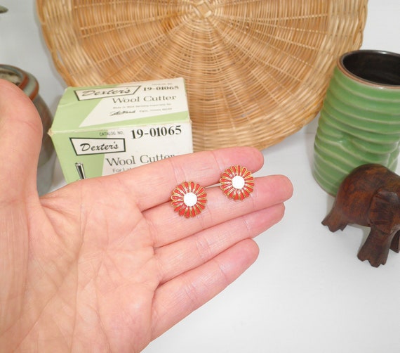 Vintage 1990s Red DAISY Stud Earrings 90's Gold T… - image 1