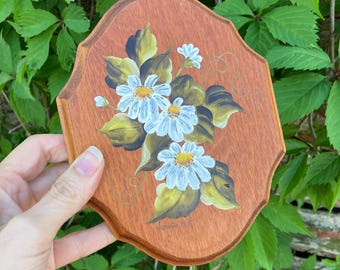 Vintage 1979 Hand Painted Wooden Wall Plaque w/ White Daisies 1970s Nostalgia Cottage Farmhouse Boho Bohemian Eclectic Floral Decor