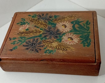 Belle boîte en bois vintage peinte à la main des années 50 pour des souvenirs ou une boîte de rangement.