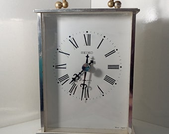 Charmante horloge de table SEIKO, horloge de cheminée des années 1960, métal argenté, vintage Allemagne de l'Ouest