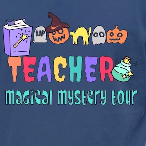Peut inclure: Un t-shirt bleu marine avec un motif portant le texte TEACHER MAGICAL MYSTERY TOUR. Le design comprend un livre violet avec une baguette, une pierre tombale, une citrouille avec un chapeau de sorcière, un chat jaune, un fantôme et une potion.