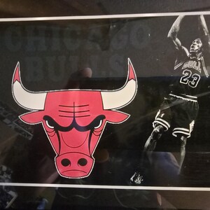 Pu&ograve; includere: Un set di tre tazze in ceramica con finitura opaca e macchiettata. Le tazze sono nei toni del crema, grigio chiaro e grigio scuro. Ogni tazza ha un design semplice e minimalista e un manico arrotondato.