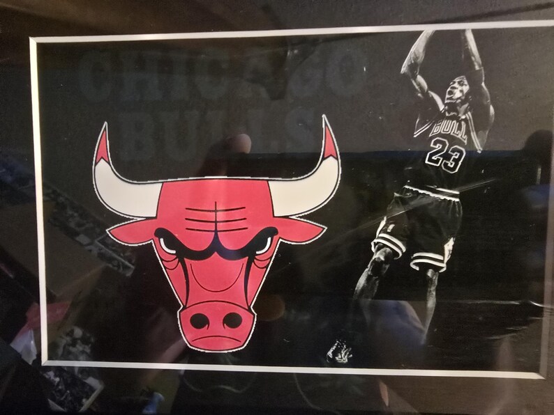 Pu&ograve; includere: Un set di tre tazze in ceramica con finitura opaca e macchiettata. Le tazze sono nei toni del crema, grigio chiaro e grigio scuro. Ogni tazza ha un design semplice e minimalista e un manico arrotondato.