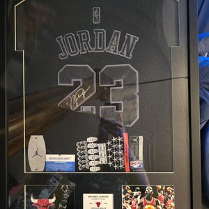 Maglia da baseball NBA Nike Swingman #23 autografata e incorniciata di Michael Jordan dei Chicago Bulls, con ologramma di autenticazione. immagine 1
