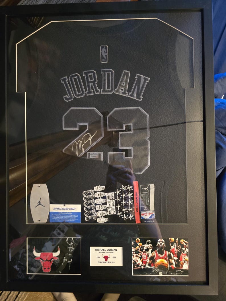 Maglia da baseball NBA Nike Swingman #23 autografata e incorniciata di Michael Jordan dei Chicago Bulls, con ologramma di autenticazione. immagine 1