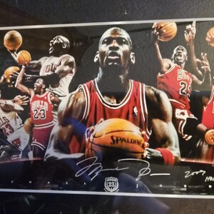 Pu&ograve; includere: Una tazza di ceramica bianca con manico nero e la scritta "But First, Coffee" in stile scritto a mano. La tazza &egrave; su una superficie bianca. La tazza &egrave; alta circa 10 cm.