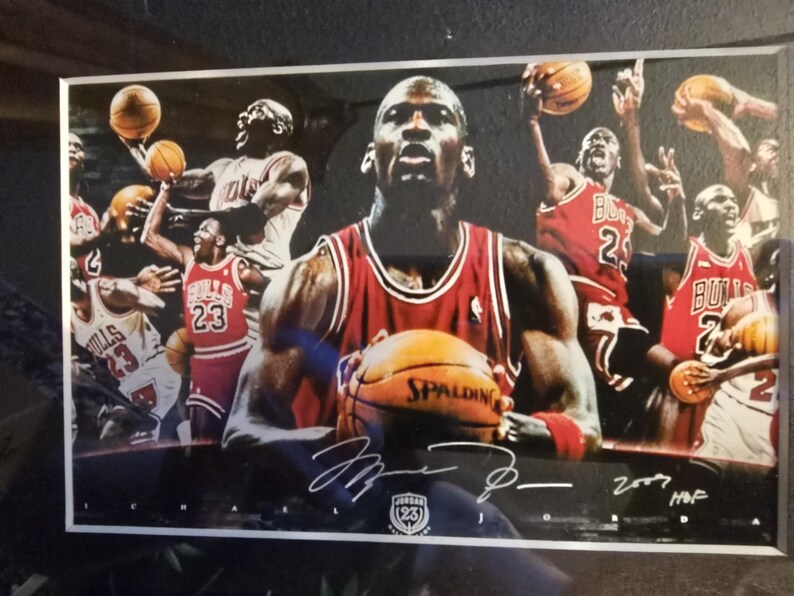 Pu&ograve; includere: Una tazza di ceramica bianca con manico nero e la scritta "But First, Coffee" in stile scritto a mano. La tazza &egrave; su una superficie bianca. La tazza &egrave; alta circa 10 cm.