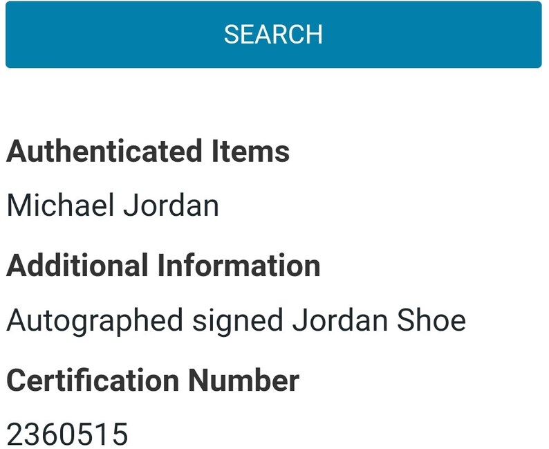 Puede incluir: Texto blanco sobre fondo negro que indica que el art&iacute;culo es una zapatilla Jordan autografiada firmada por Michael Jordan, autenticada, con un n&uacute;mero de certificaci&oacute;n 2360515.