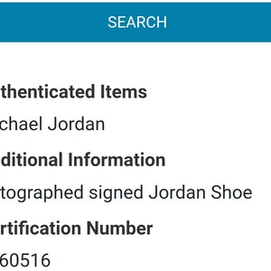 Puede incluir: Texto blanco sobre fondo negro que enumera los art&iacute;culos autenticados como Michael Jordan. Se proporciona informaci&oacute;n adicional como un zapato Jordan firmado y autografiado con un n&uacute;mero de certificaci&oacute;n 2360516.