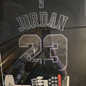 Maglia da baseball NBA Nike Swingman #23 autografata e incorniciata di Michael Jordan dei Chicago Bulls, con ologramma di autenticazione. immagine 2