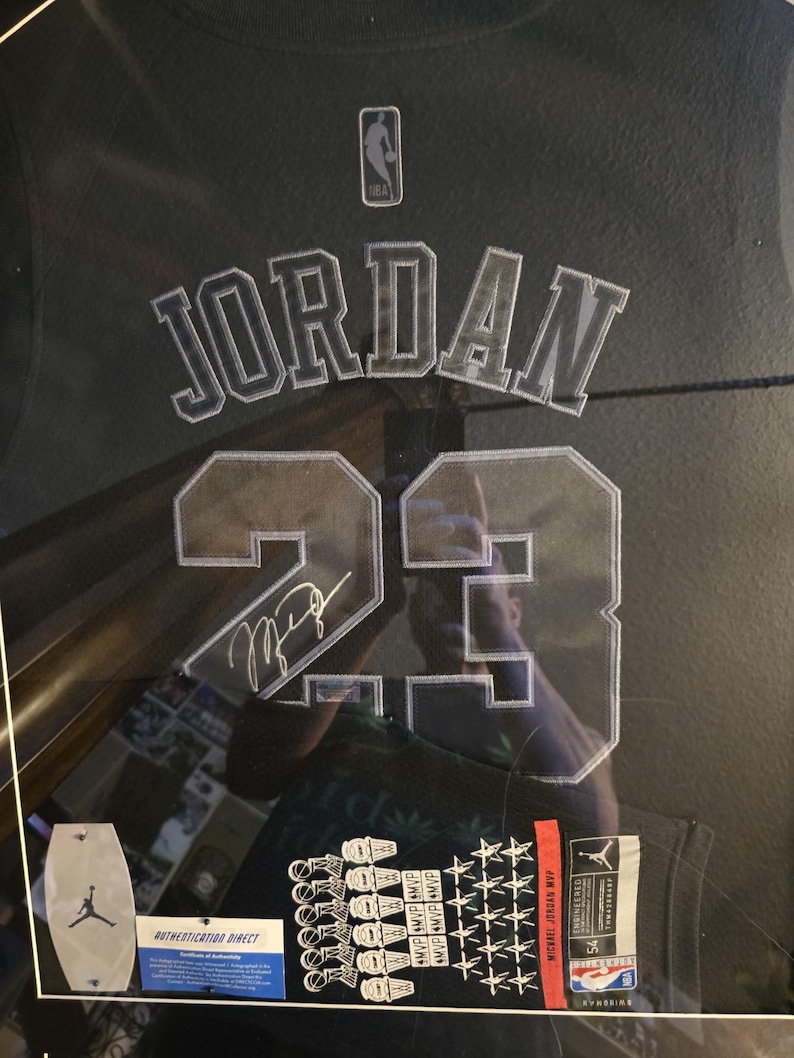 Maglia da baseball NBA Nike Swingman #23 autografata e incorniciata di Michael Jordan dei Chicago Bulls, con ologramma di autenticazione. immagine 2