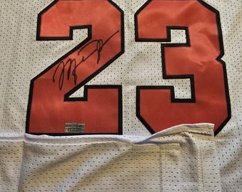 Michael Jordan # 23 Chicago Bulls haben ein signiertes weißes Heimtrikot mit On-Line-Authentisierung