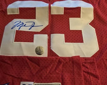 Camiseta firmada por Michael Jordan de los Chicago Bulls, del equipo All-Stars, del 12 de febrero de 1989. Autenticada con holograma.