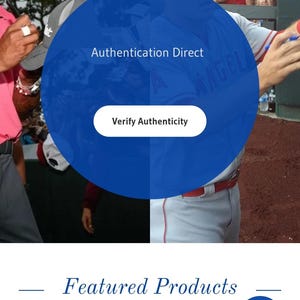 Pu&ograve; includere: Una pagina web mobile per Authentication Direct, con una sovrapposizione circolare blu che mostra "Authentication Direct" e "Verify Authenticity". Il nome dell'azienda &egrave; in blu in alto. Giocatori di baseball visibili sullo sfondo.