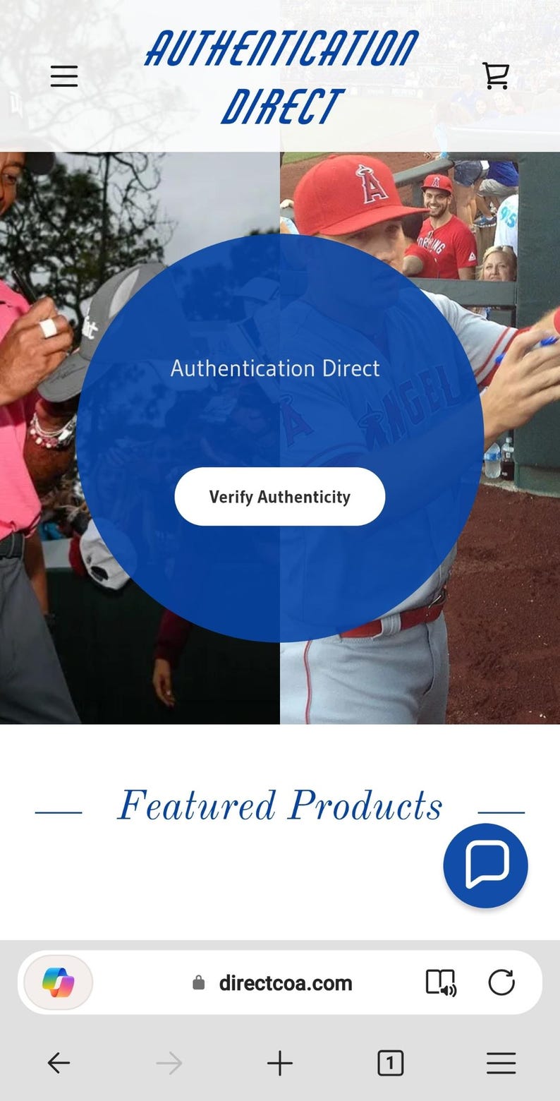 Pu&ograve; includere: Una pagina web mobile per Authentication Direct, con una sovrapposizione circolare blu che mostra "Authentication Direct" e "Verify Authenticity". Il nome dell'azienda &egrave; in blu in alto. Giocatori di baseball visibili sullo sfondo.