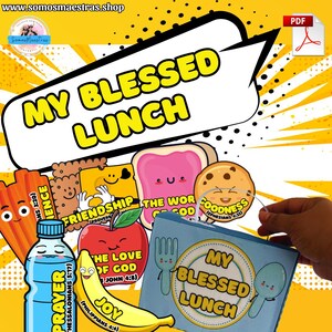 Może przedstawiać: Kolorowa ilustracja z napisem "MY BLESSED LUNCH" przedstawia różne produkty spożywcze z uśmiechniętymi twarzami, w tym kanapkę, ciastko i jabłko. Niebieski pojemnik na lunch z tym samym tekstem jest trzymany w dłoni. Żółto-białe tło.