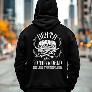 Könnte beinhalten: Schwarzer Kapuzenpullover mit weißem Aufdruck auf dem Rücken. Der Aufdruck zeigt drei Totenköpfe, gekreuzte Knochen und die Worte "DEATH TO THE WORLD" und "THE LAST TRUE REBELLION".