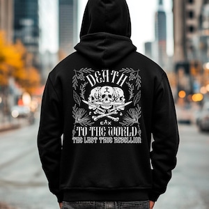Może przedstawiać: Czarna bluza z kapturem z białą grafiką na plecach. Grafika przedstawia trzy czaszki, skrzyżowane miecze i napis "DEATH TO THE WORLD THE LAST TRUE REBELLION". Bluza ma kaptur i sznurek.
