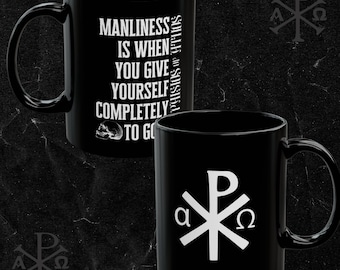 Op de afbeelding: Twee zwarte keramische mokken. Eén mok heeft een witte schedel en de tekst "Manliness is when you give yourself completely to go." De andere mok heeft een wit symbool met de letters "alpha" en "omega" aan weerszijden van een kruis.