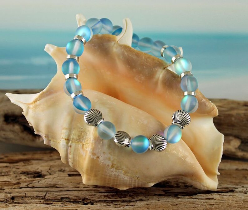 BLEU MER Bracelet sirène en verre, aura mystique, brillance irisée, coquillages argentés, cordon extensible, perles holographiques, pierre de lune phosphorescente image 3