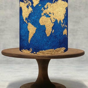 Può includere: Paralume cilindrico blu e oro con mappa del mondo. I continenti sono dorati su uno sfondo blu strutturato. Il paralume è posto su un'alzatina rotonda in legno con base a piedistallo. Il supporto è in legno marrone scuro.