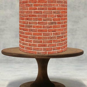 Può includere: Un oggetto cilindrico con un motivo a mattoni è posto su un alzatina per torte in legno. Il motivo a mattoni presenta mattoni rossi e marroni con malta bianca. L'alzatina ha una parte superiore rotonda, un piedistallo curvo e una base rotonda.