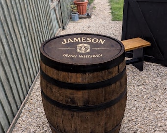 Mesa de barril de whisky restaurada / Logotipo personalizado / Entrega a domicilio / Muebles rústicos para bar de jardín / Bar para cueva de hombre