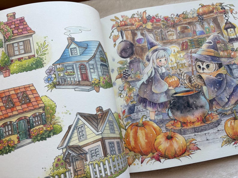 Pu&ograve; includere: Illustrazione ad acquerello di una scena stravagante con una strega, un gufo e zucche. La strega e il gufo sono vicino a un calderone. L'immagine presenta anche diversi disegni dettagliati di case colorate con giardini. Il tema generale &egrave; la fantasia e l'autunno.