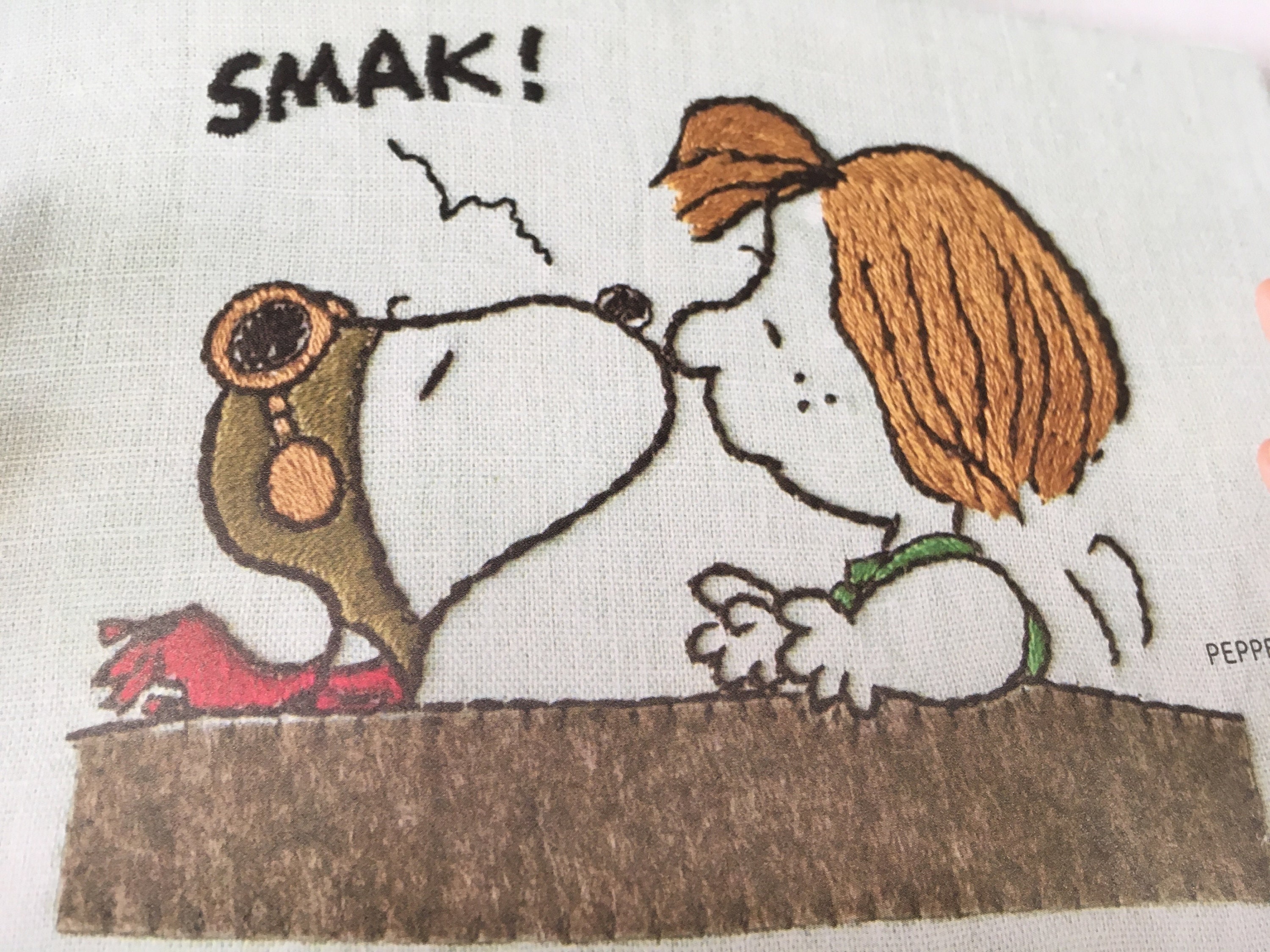 スヌーピー、ピーナッツ、そして仲間たちの表情豊かな刺繍 - 日本の