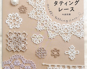 Może przedstawiać: Okładka książki z tytułem "Needle Tatting Lace" w języku japońskim, prezentująca przykłady delikatnych białych i beżowych wzorów koronek. Okładka zawiera tekst w języku japońskim i angielskim, pokazujący różne motywy koronkowe.